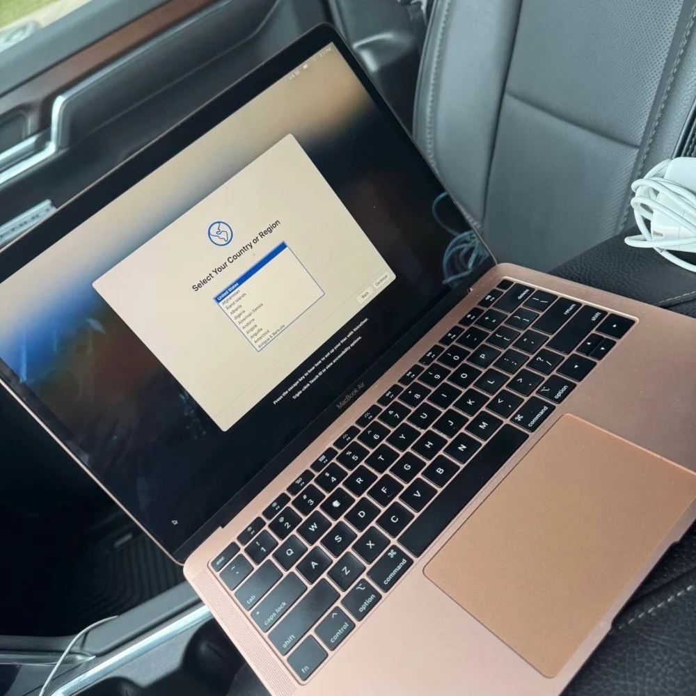 Apple play macbook sleek
