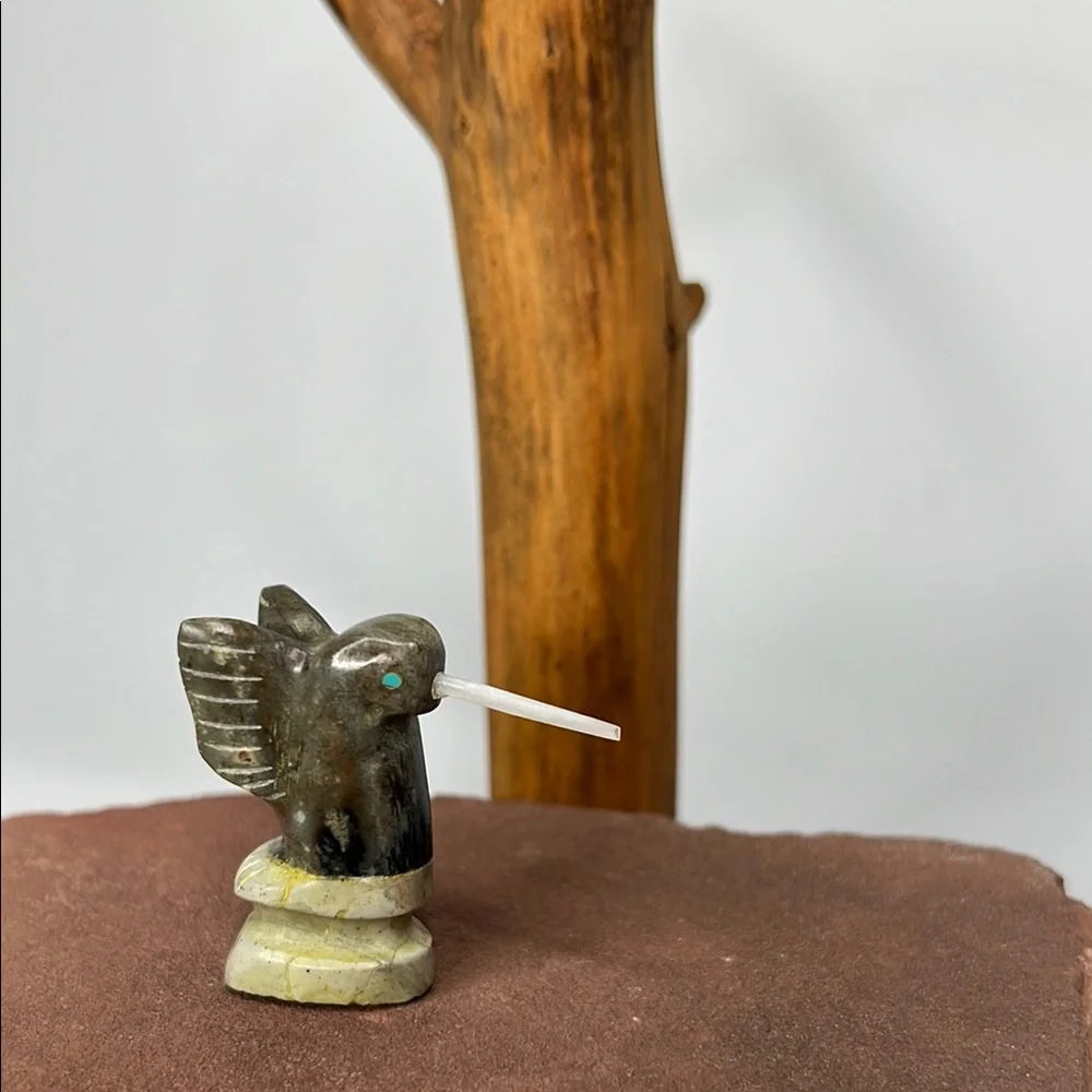 Handcrafted Zuni Hummingbird Bird Figurine - Black and Gray-Agate