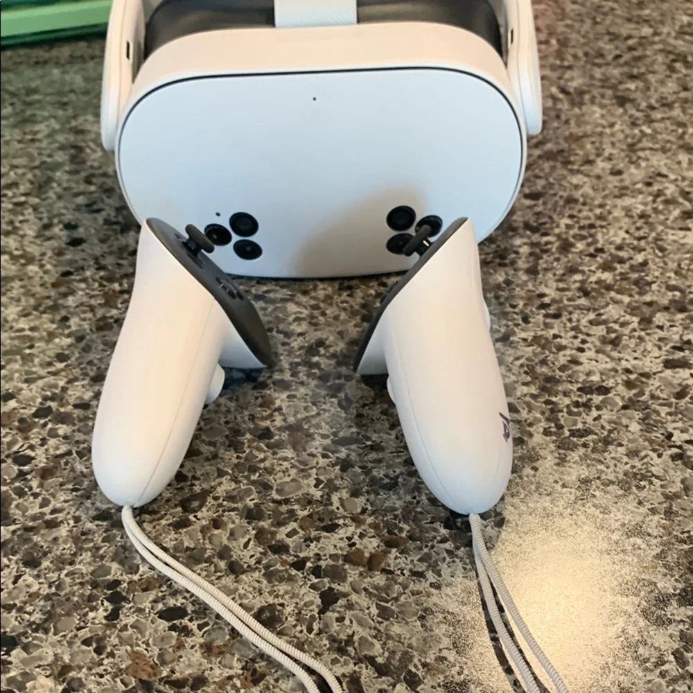 VR Headset with Controllers - White