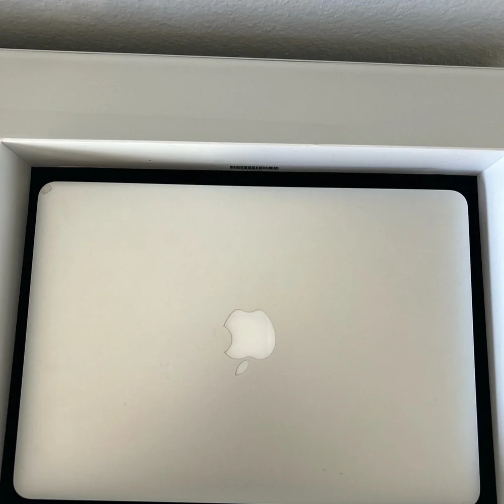 EXCELLENT condition Apple MacBook 13” Air - Silver with charger 2003
