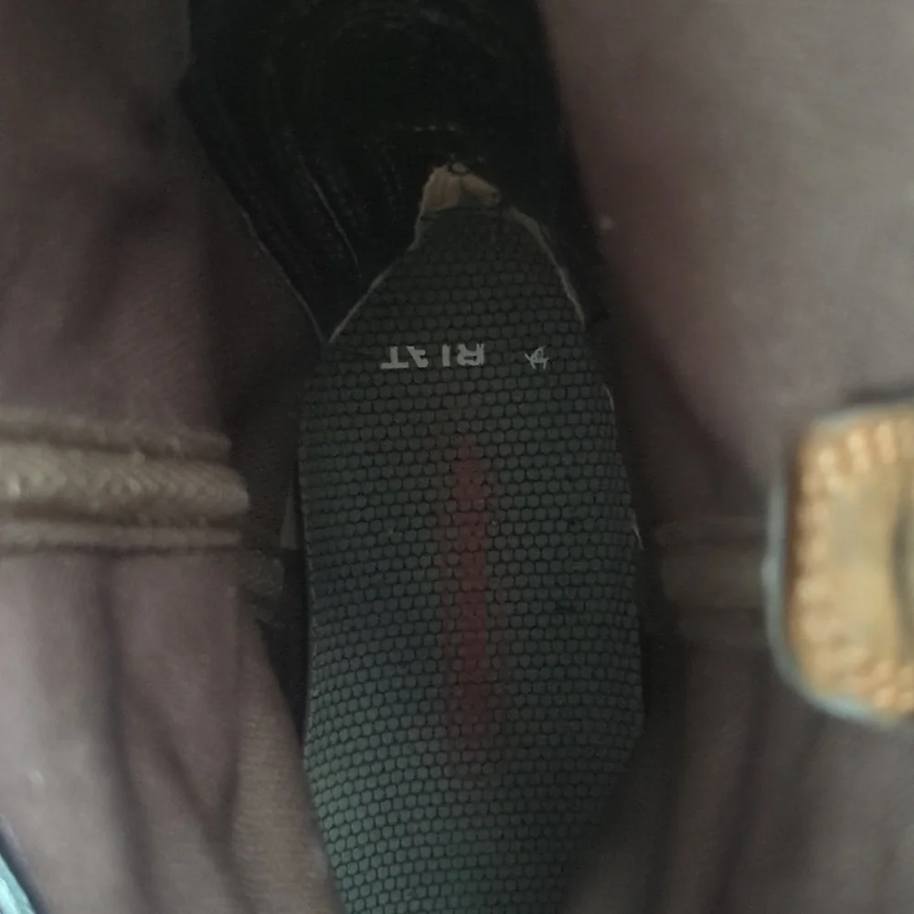 Ariat questions leave