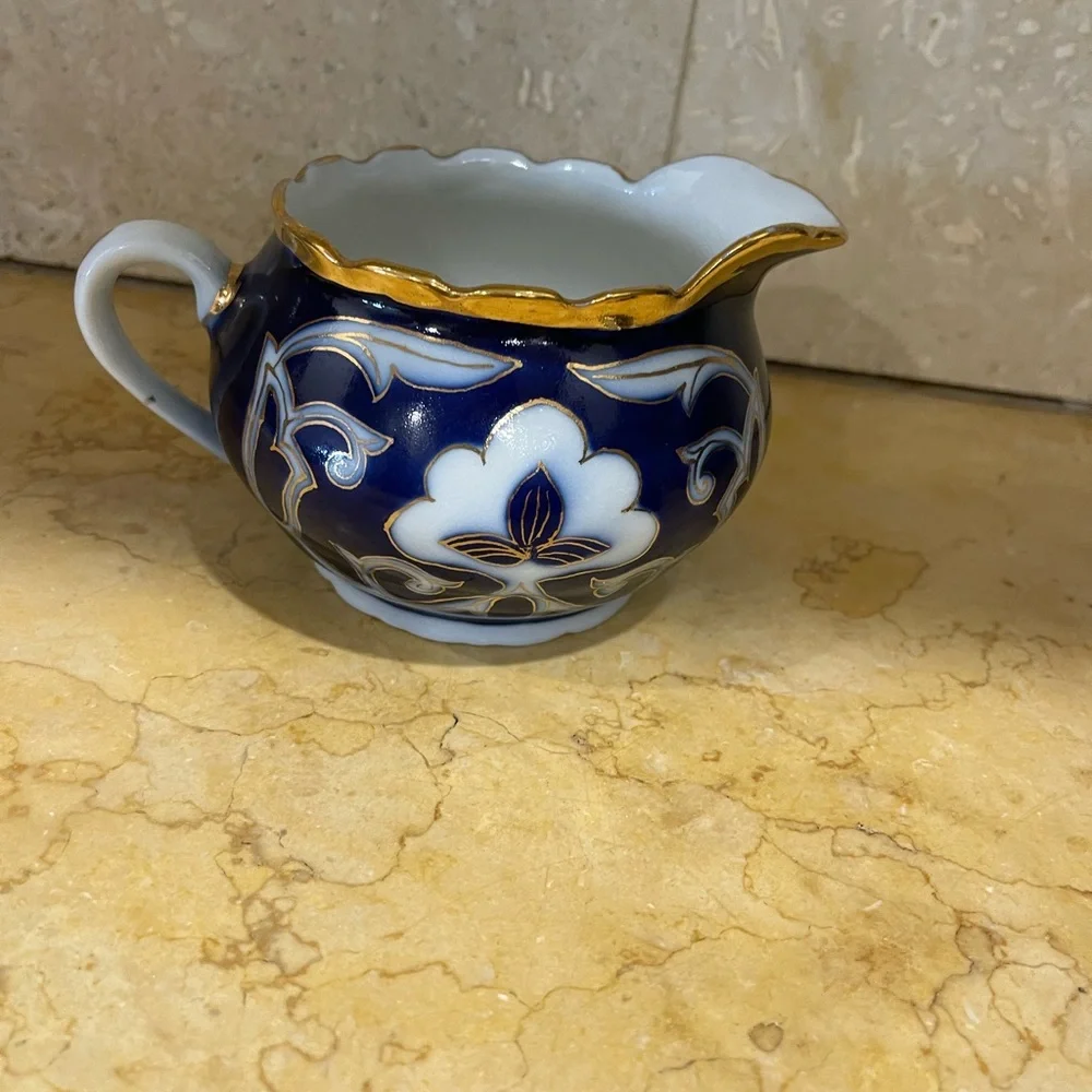 N/A porcelain creamer