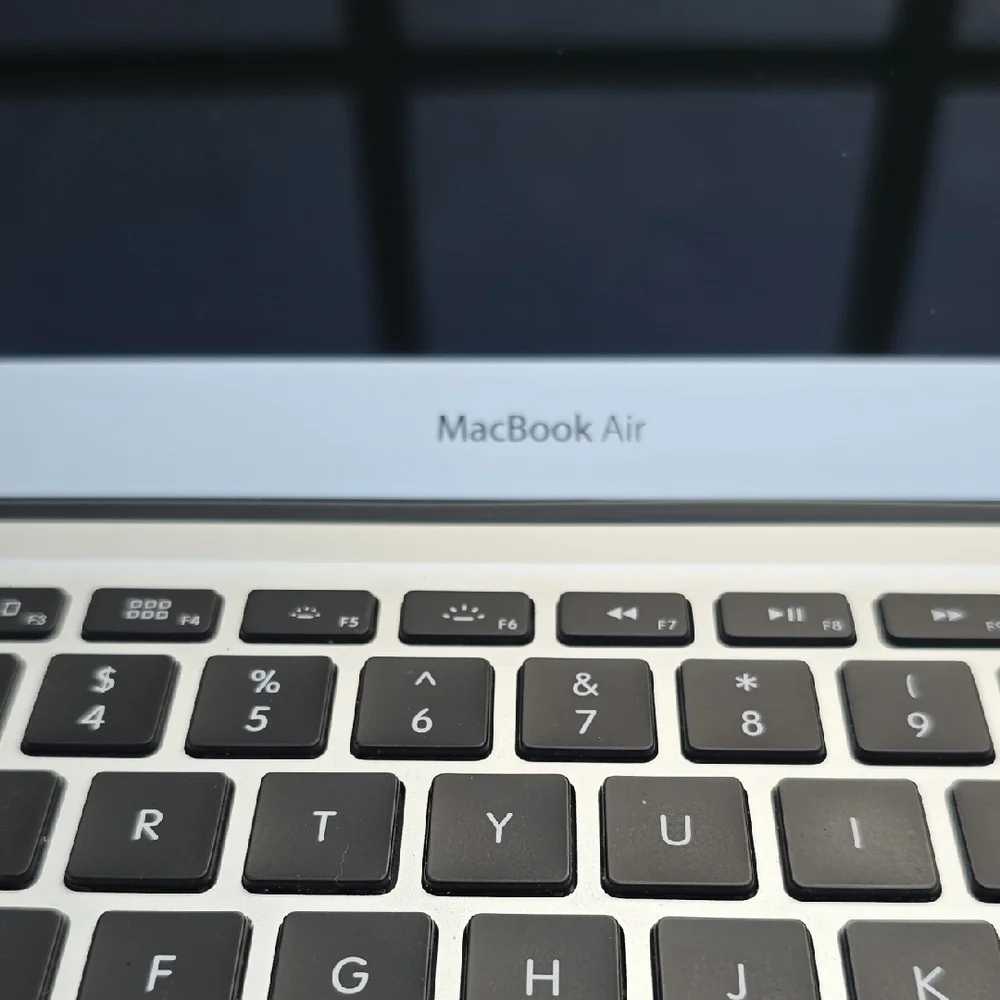 Apple macbook silver
