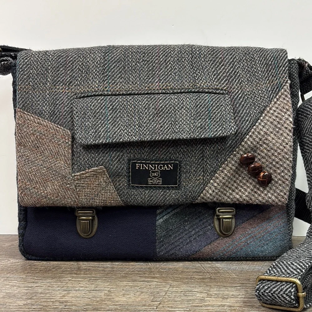 Finnigan 15” Laptop Messenger Bag