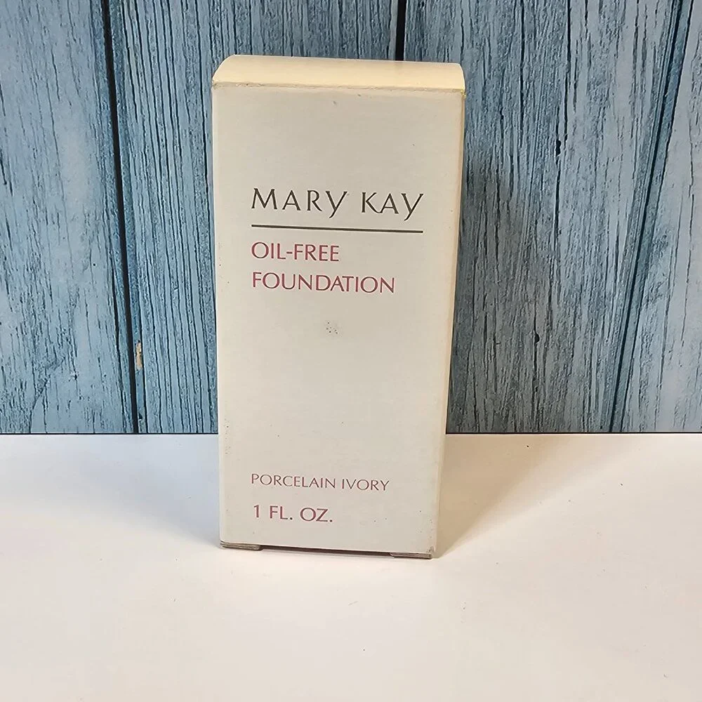 Mary Kay - Oil-Free Foundation Porcelain Ivory  #4488 - NIB‎ Old Stock