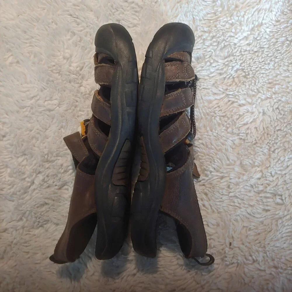 Keen features casual