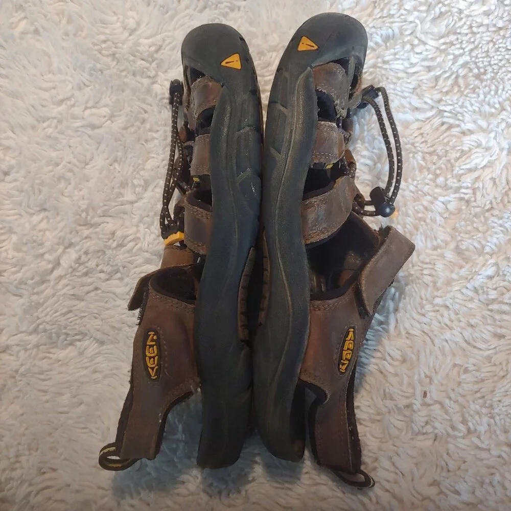 Keen features casual