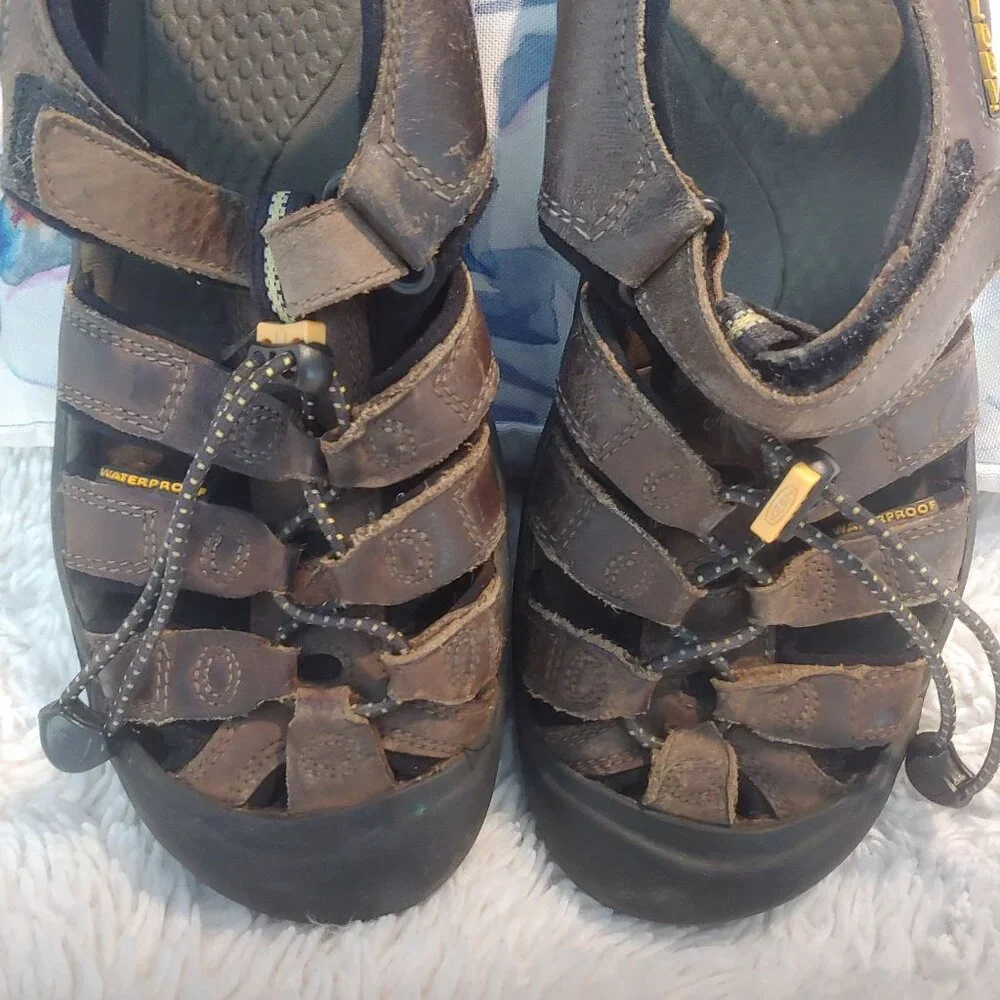 Keen features casual