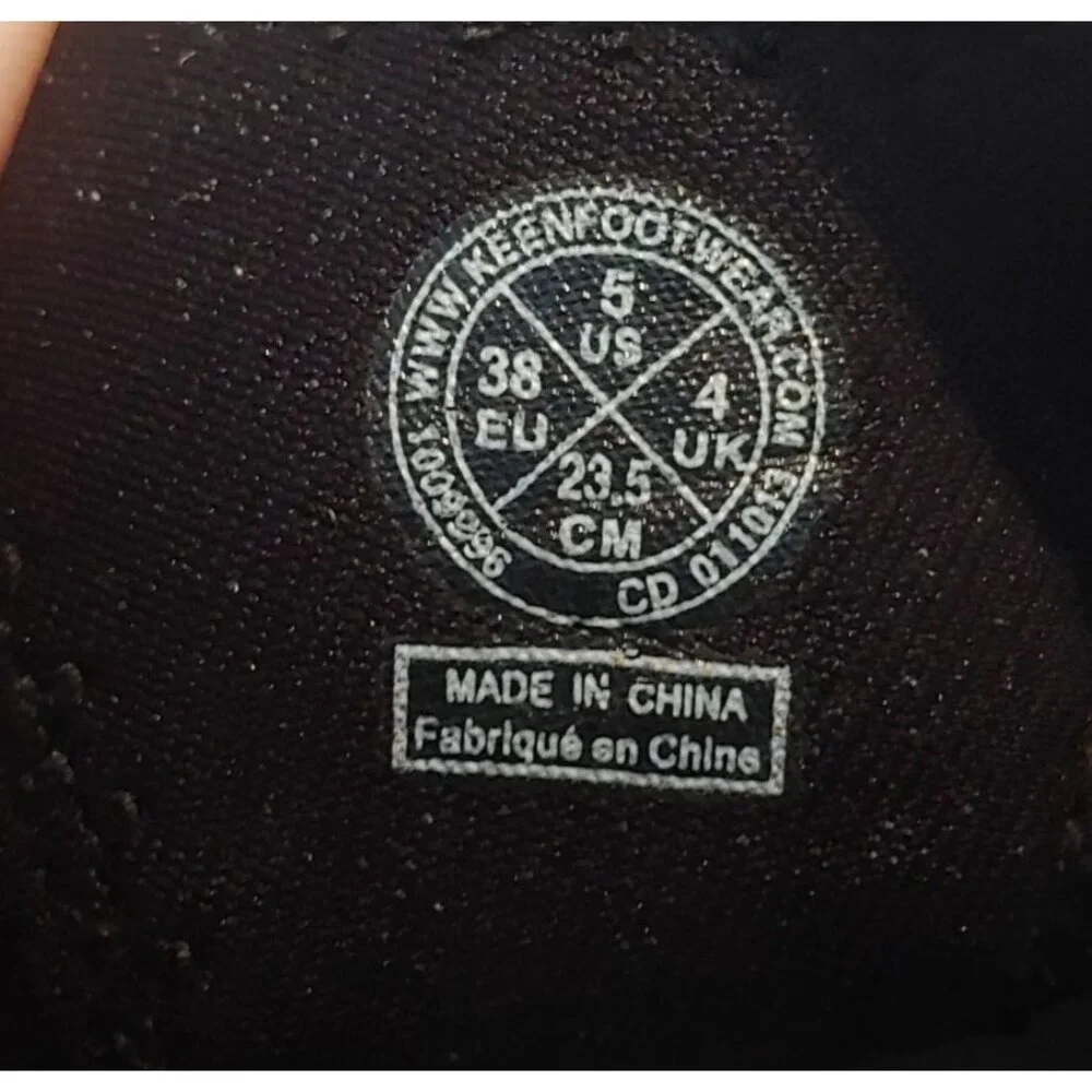 Keen features casual