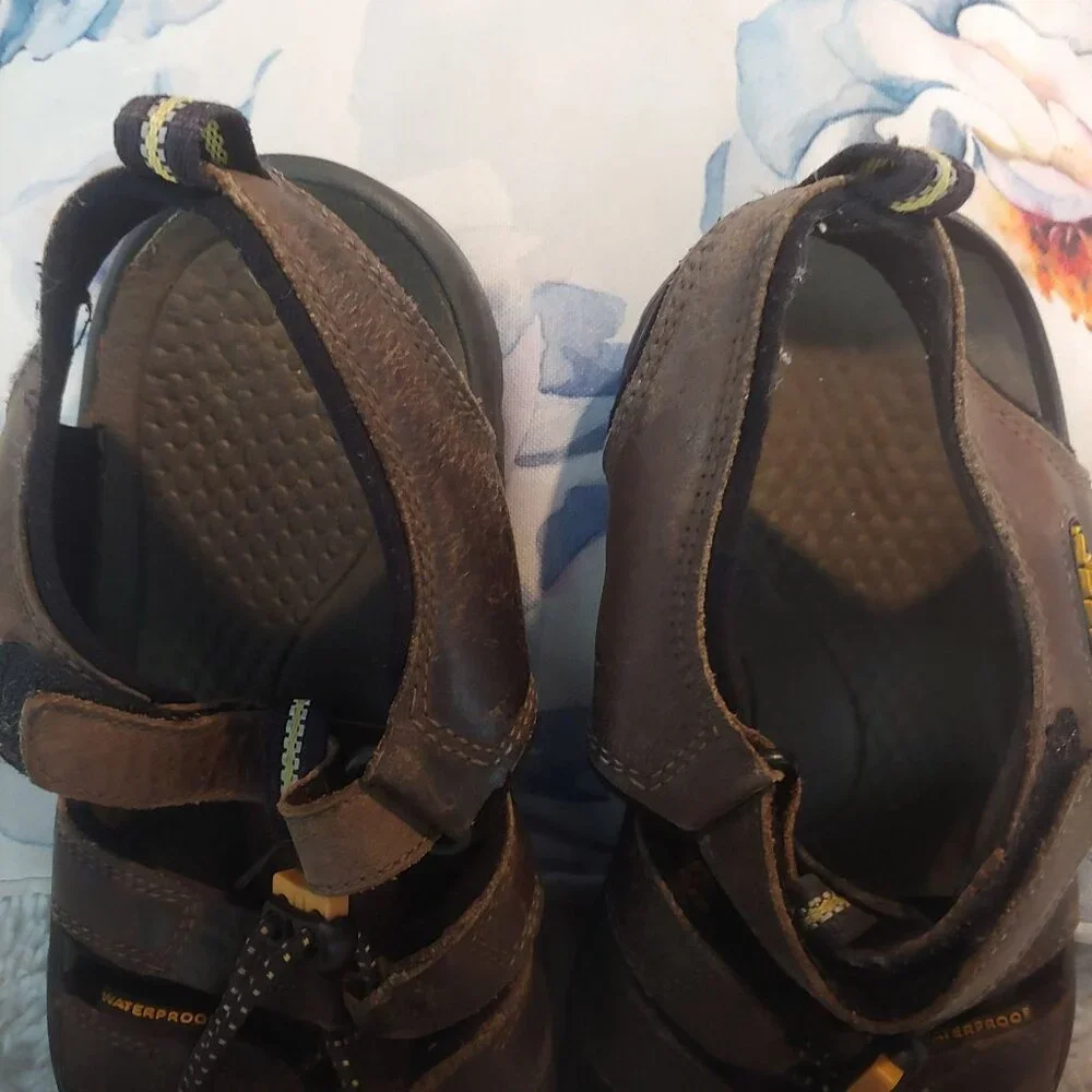 Keen features casual