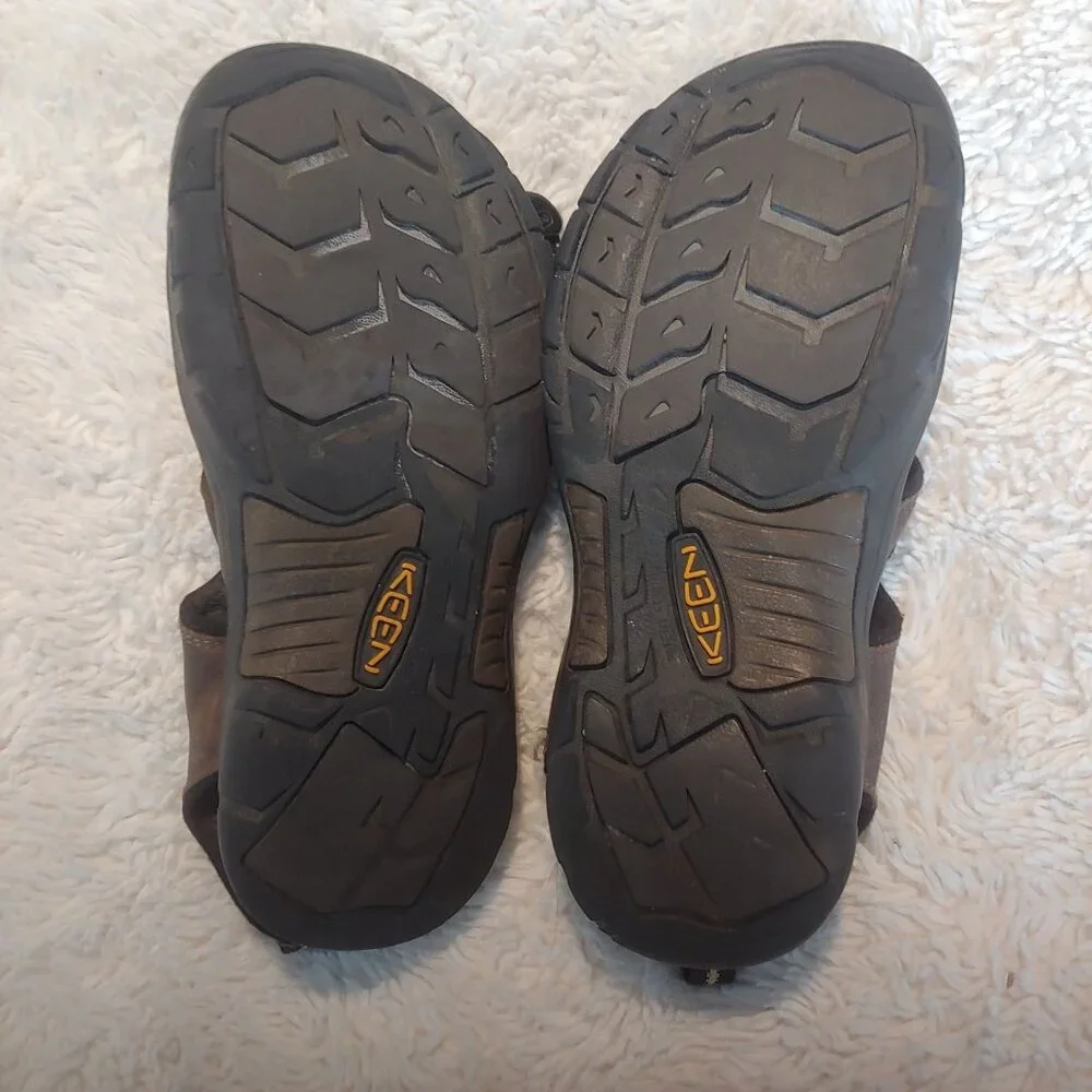 Keen features casual