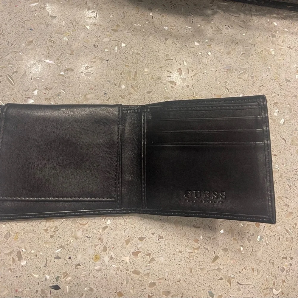 Guess wallet size