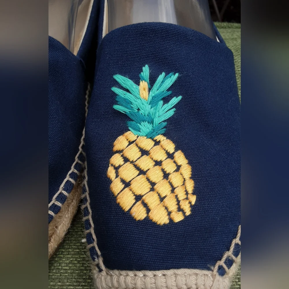 Vera Bradley Pineapple Embroidered Embellished Espadrille Size 7.
