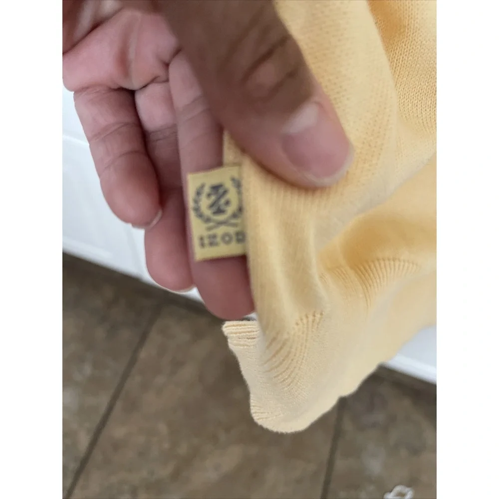 IZOD Mens Pullover V Neck Sweater Yellow Sz 2XLG, Their is small dirt on shirt