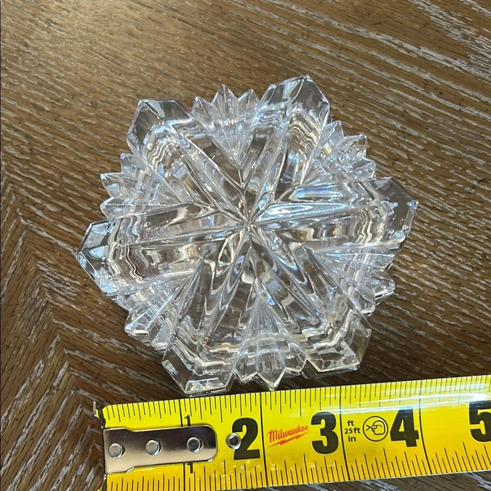 MIKASA SNOWFLAKE CRYSTAL GLASS TRINKET BOX 1.5 inches deep - 4 inches across
