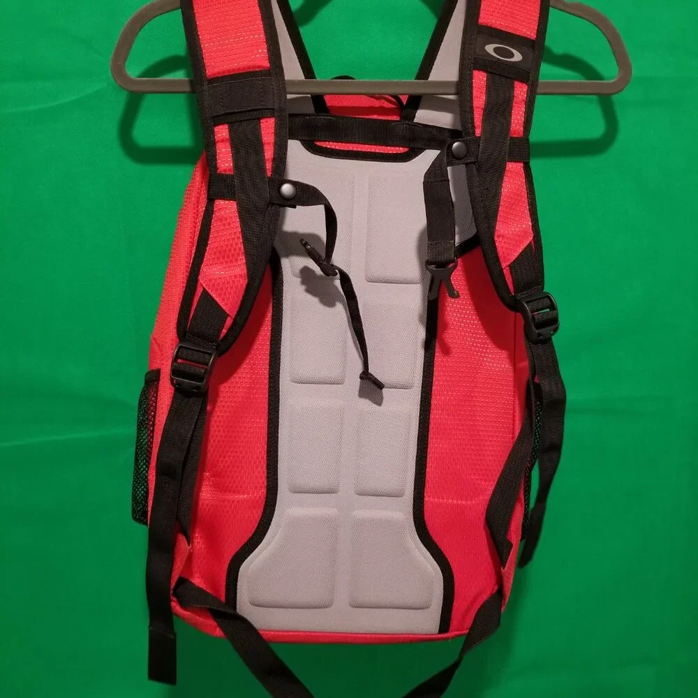 Oakley 20L TECH SPORT BACKPACK / Daypack Red Color Cross Bones