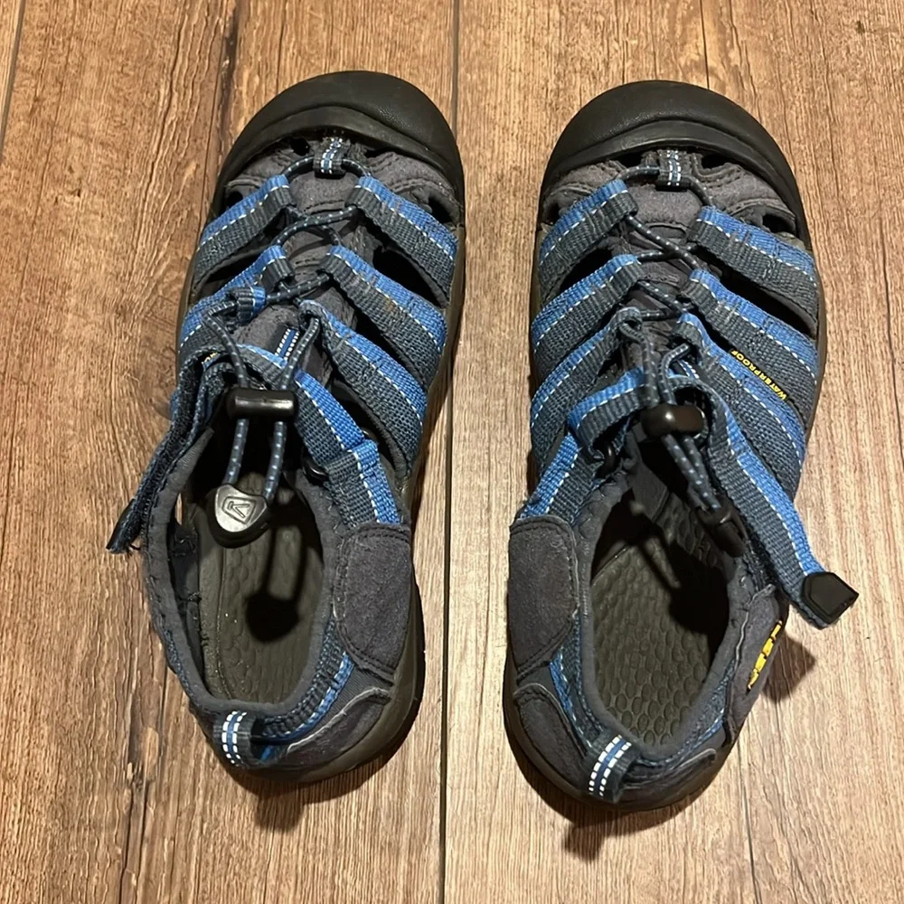 Keen gray big closed