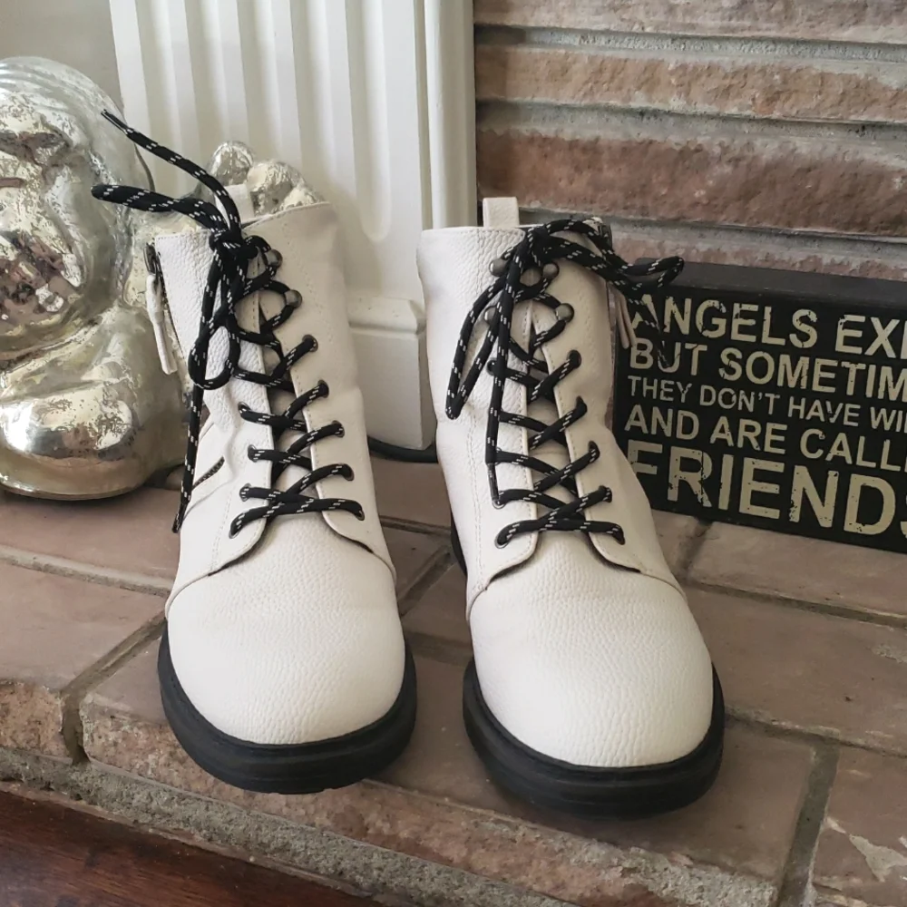 BearTraps AmySue Boots In Cream Size 8.5