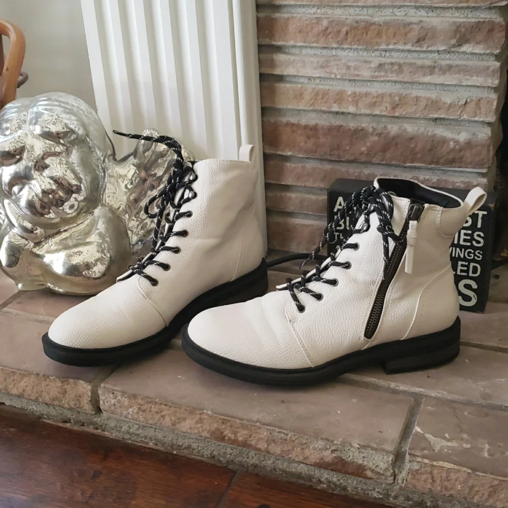 BearTraps AmySue Boots In Cream Size 8.5