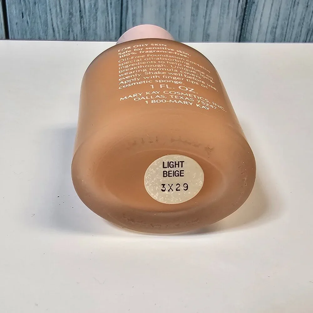 Mary Kay - Oil-Free Foundation Light Beige #3858 -‎ NIB Old Stock