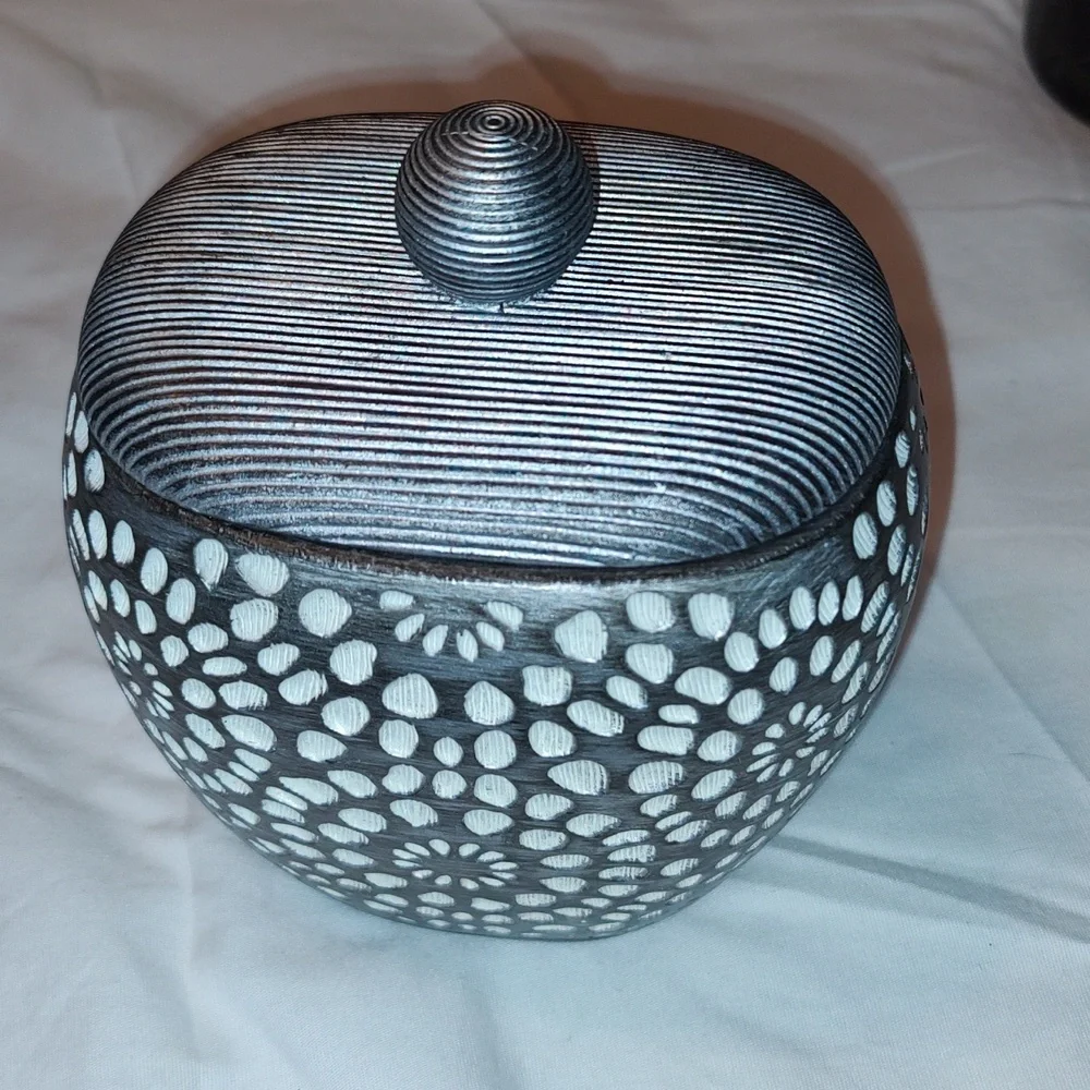 Cynthia Rowley Carved Petals Burst bathroom jar, silver and white