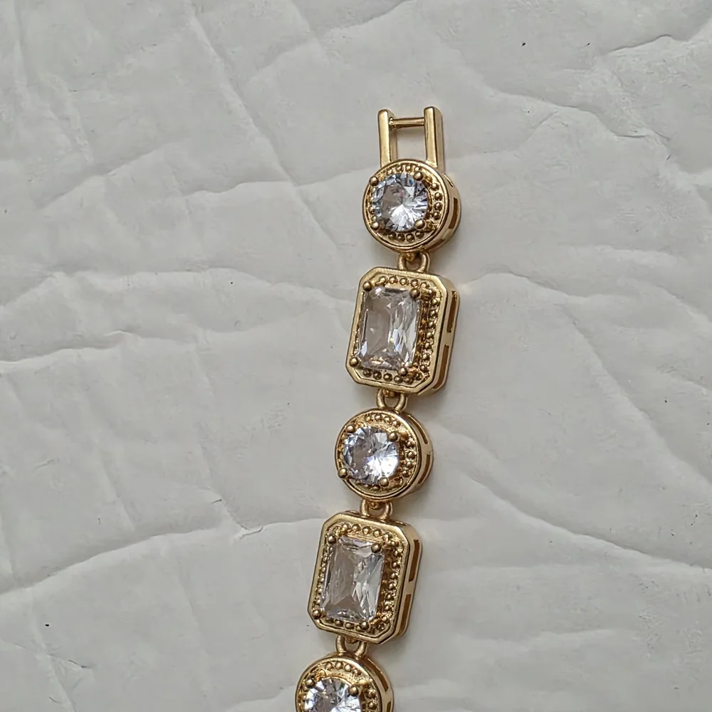 N/A elegant gold