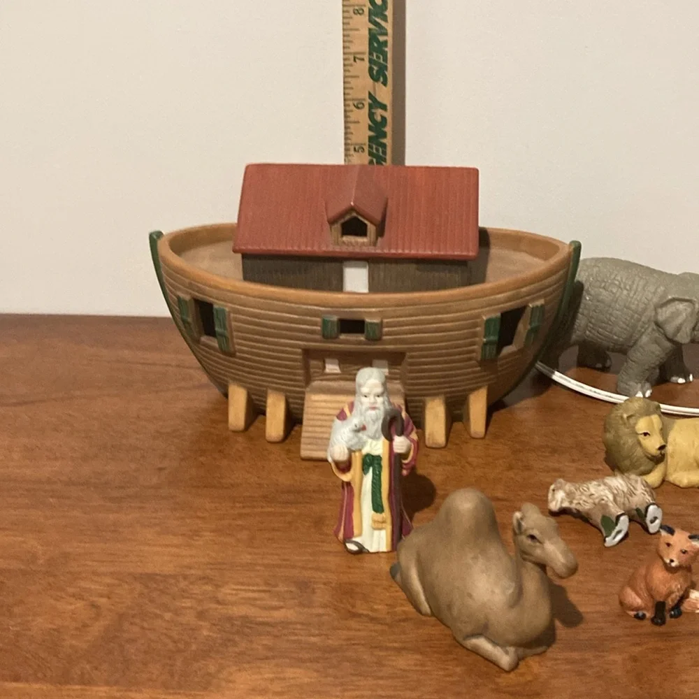 Noah’s Ark night lite with figurines 1998 works vintage