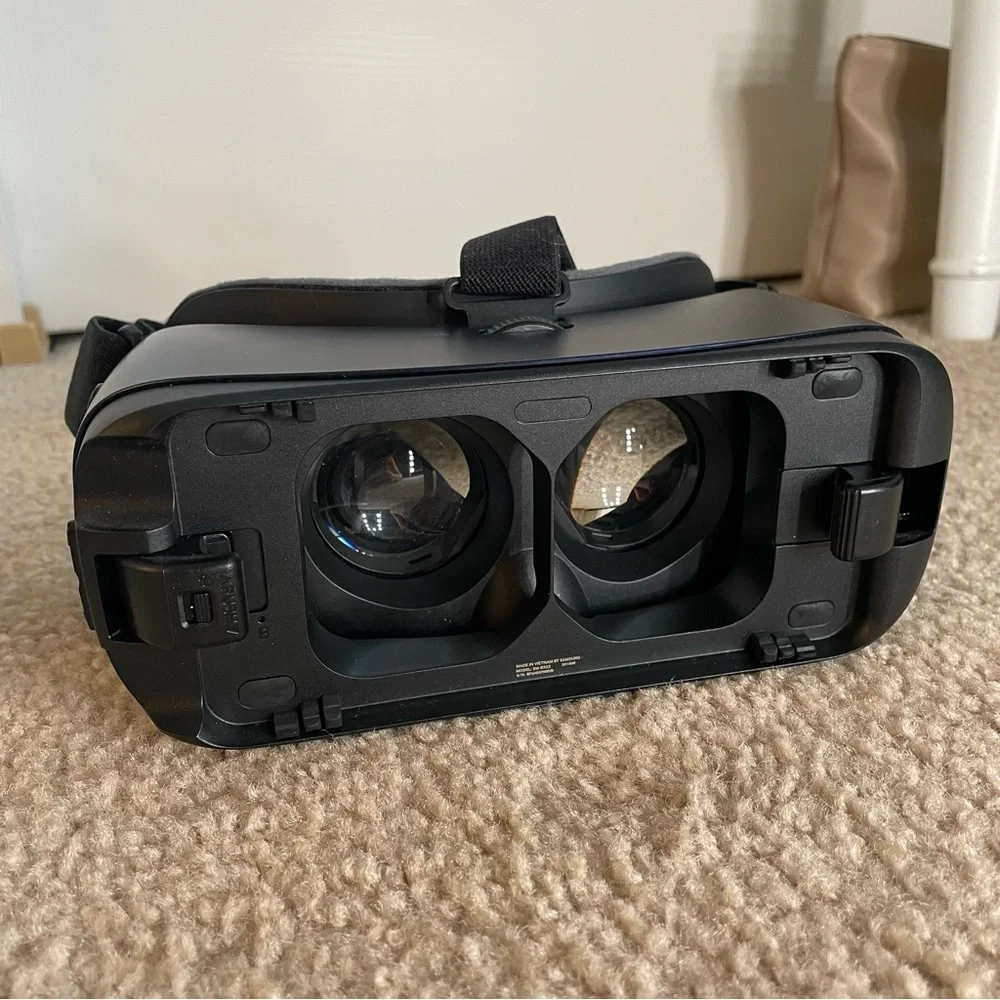 Samsung Gear VR Headset Powered by Oculus