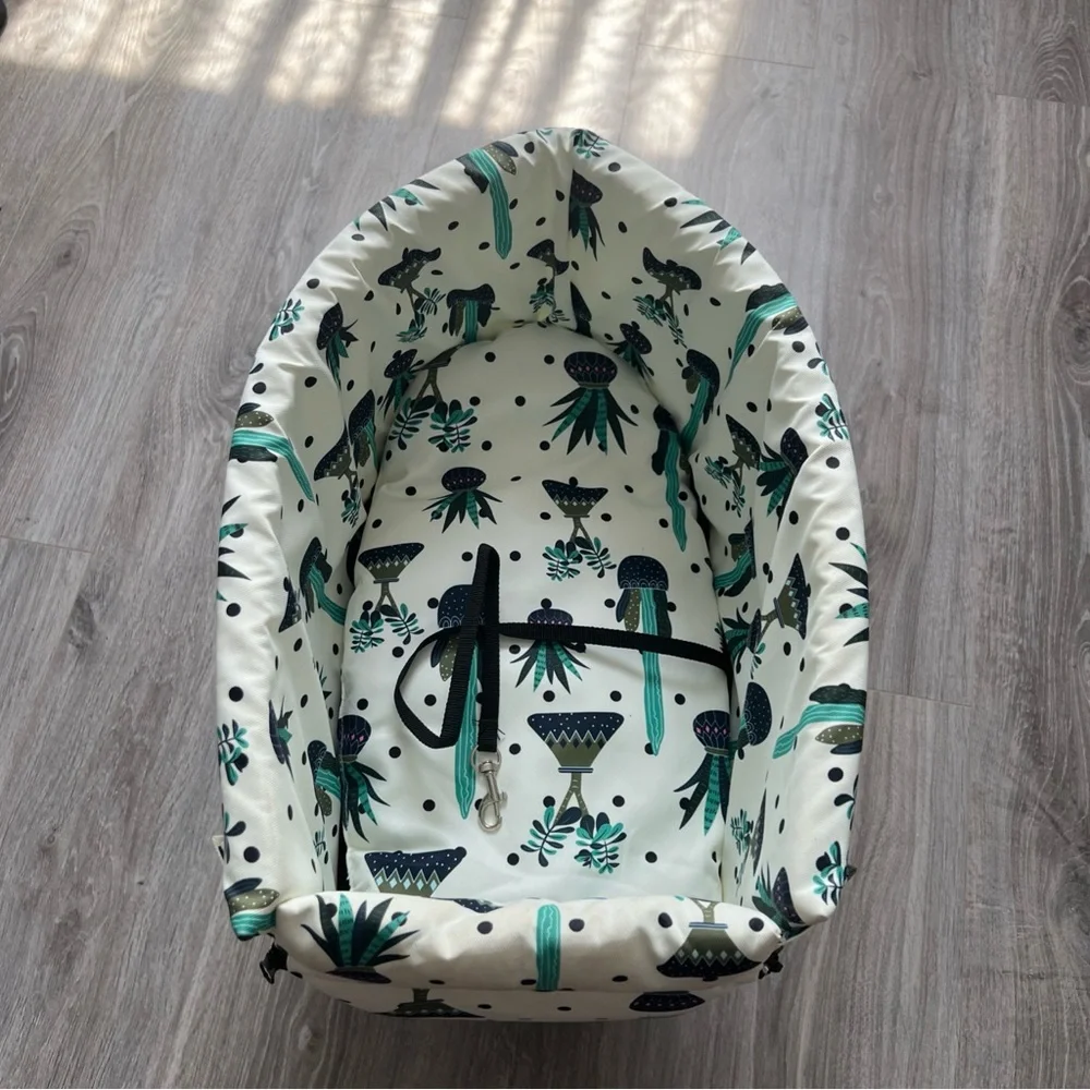 unbrended travel style
