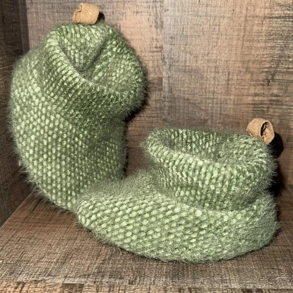 Cozy Green Knit Slippers-size 3-6 months