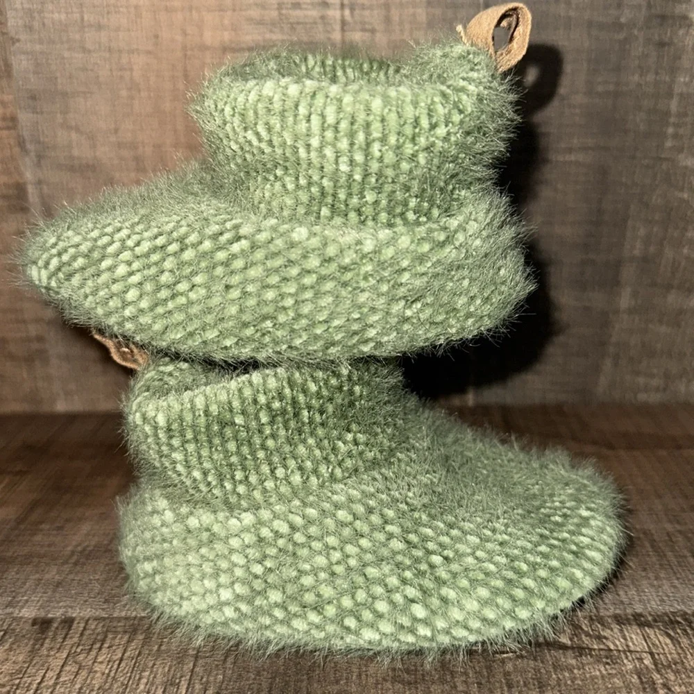 Cozy Green Knit Slippers-size 3-6 months