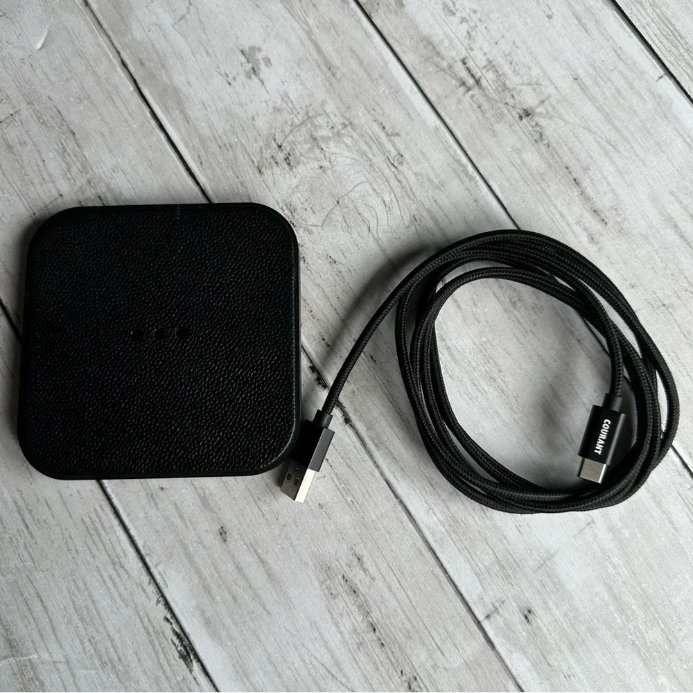 PREOWNED COURANT WIRELESS CHARGER FOR IPHONE BLACK WITH POWER CORD ￼