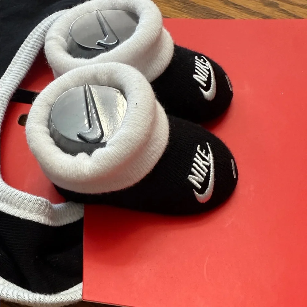 Nike Black and White Bib and Booties Set
