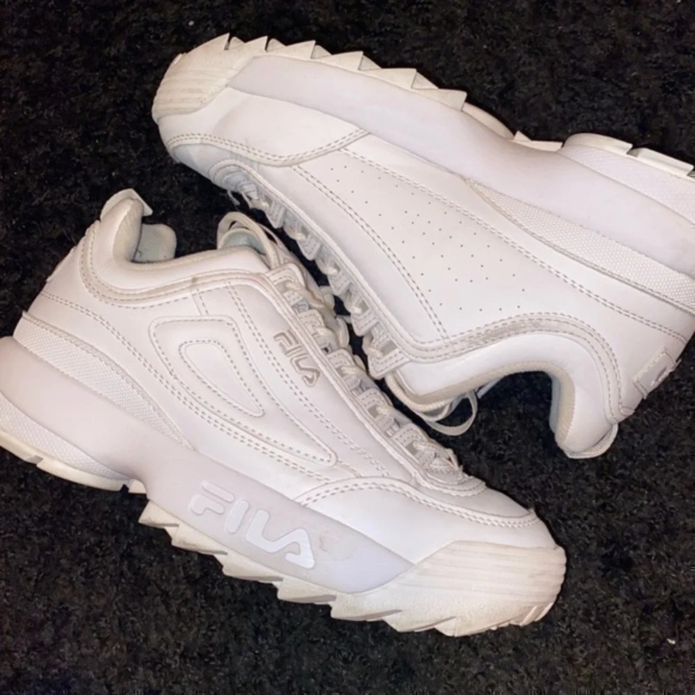 BOYS YOUTH 7/ WOMENS 8 WHITE FILA SNEAKERS❗️