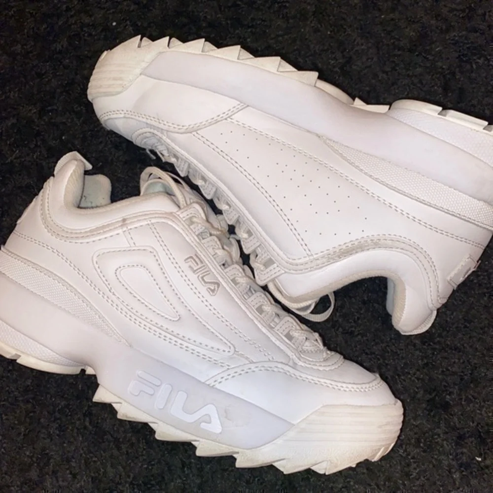 BOYS YOUTH 7/ WOMENS 8 WHITE FILA SNEAKERS❗️