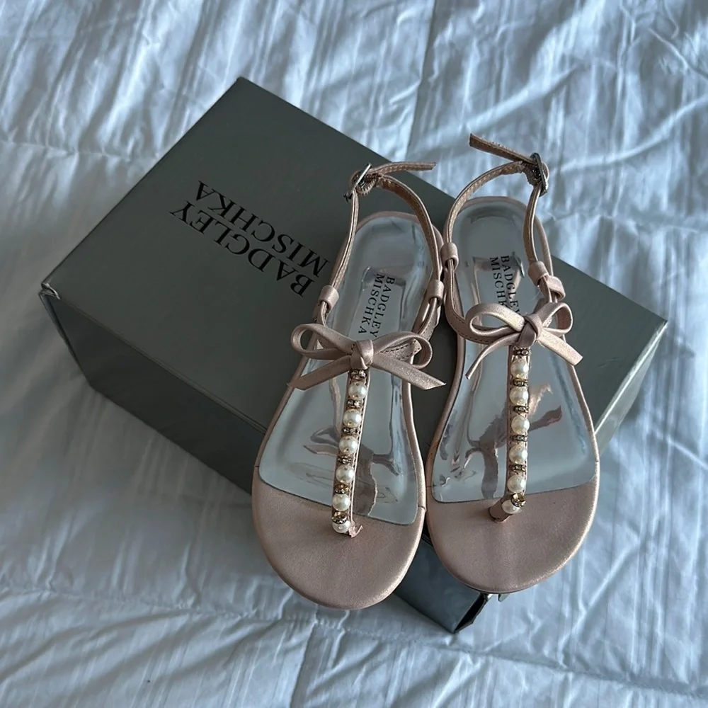 New Badgley Mischka girls Pink Sandals with Pearl Accents sz 13