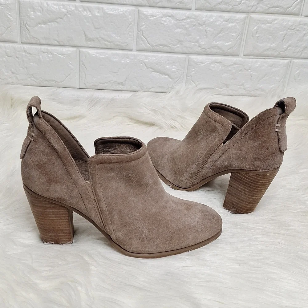 VINCE CAMUTO Francia Taupe Suede Leather Stacked Block Heel Bootie