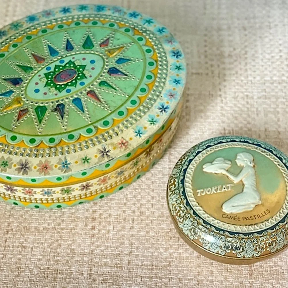 Vintage round vanity kneeling