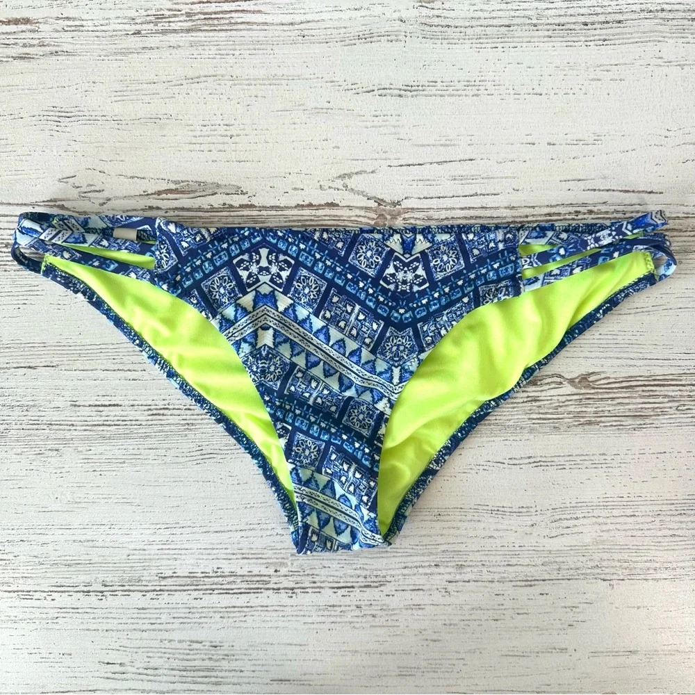 VICTORIA’S SECRET Boho Bandanna Print Embroidered Halter String Bikini 34C Med