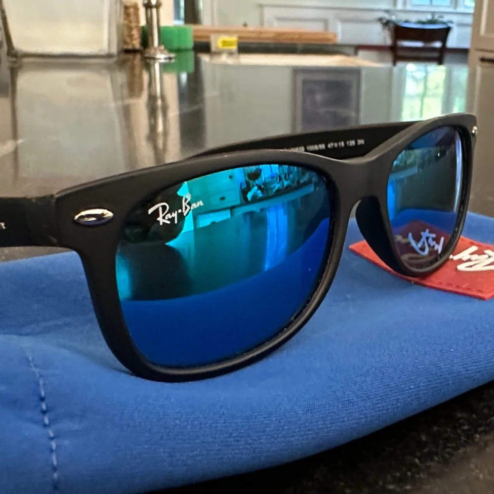 Ray-Ban sleek black