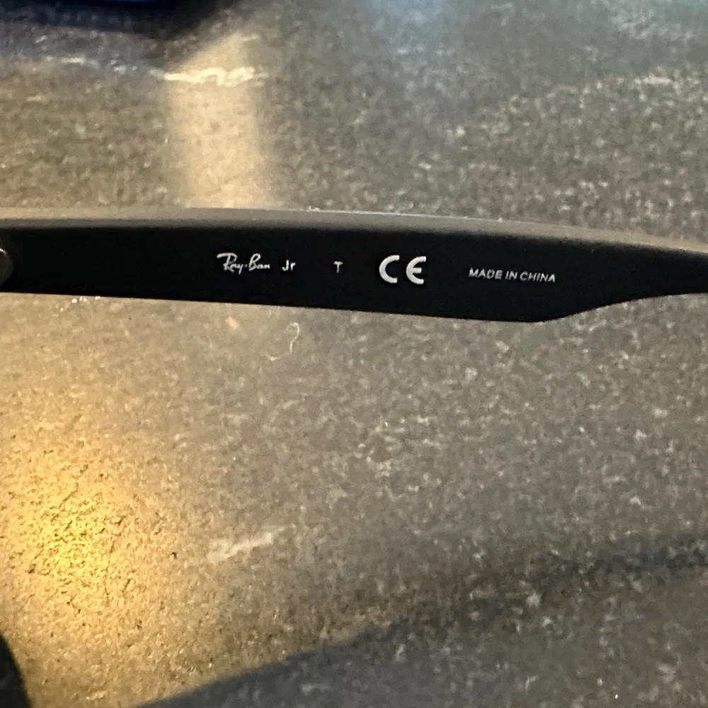 Ray-Ban sleek black