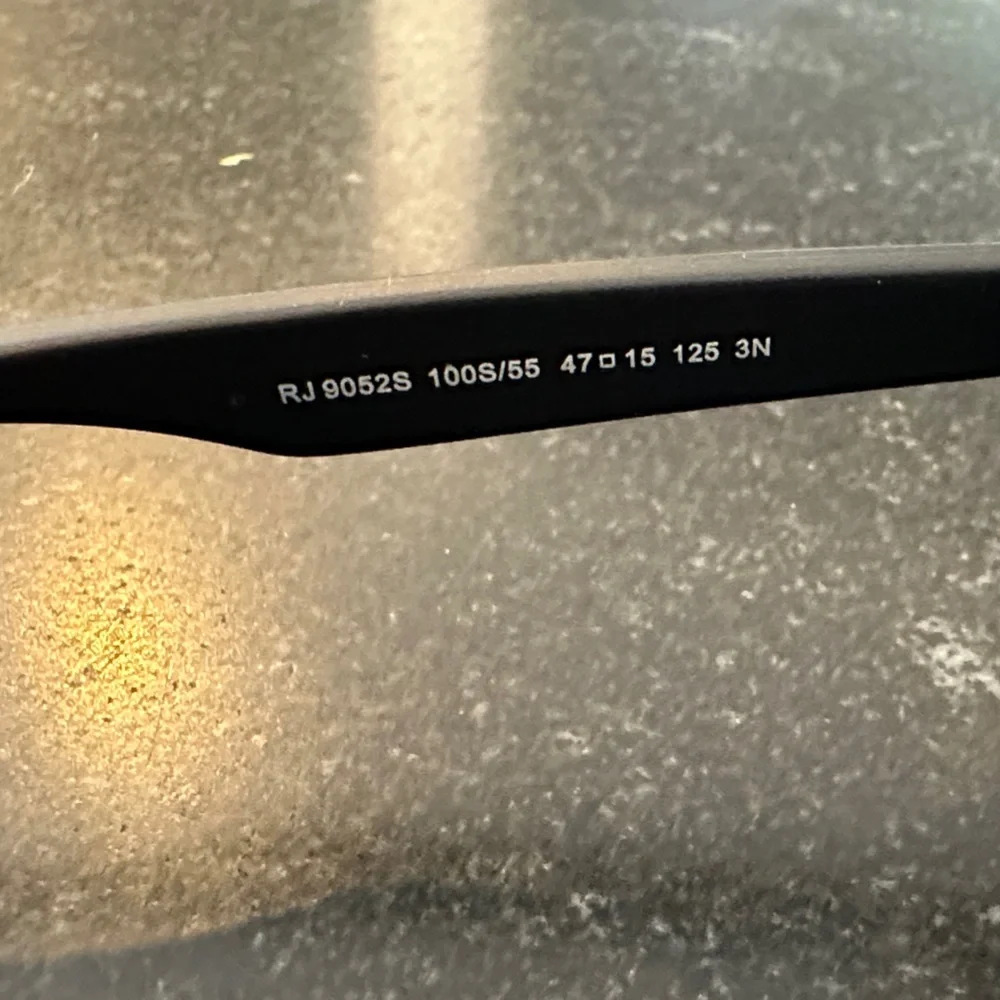 Ray-Ban sleek black
