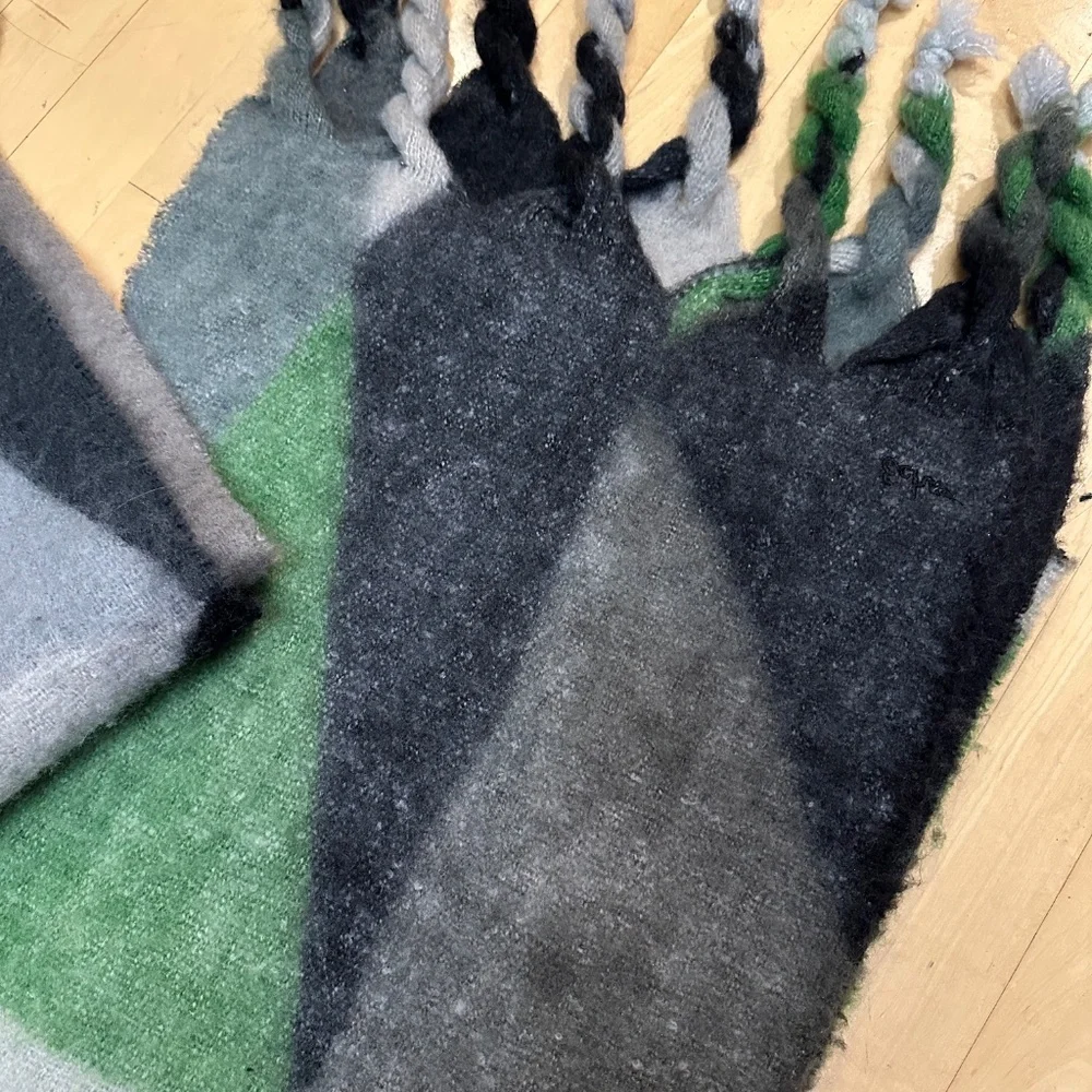 Echo Triangle motif fuzzy scarf/wraps, 16