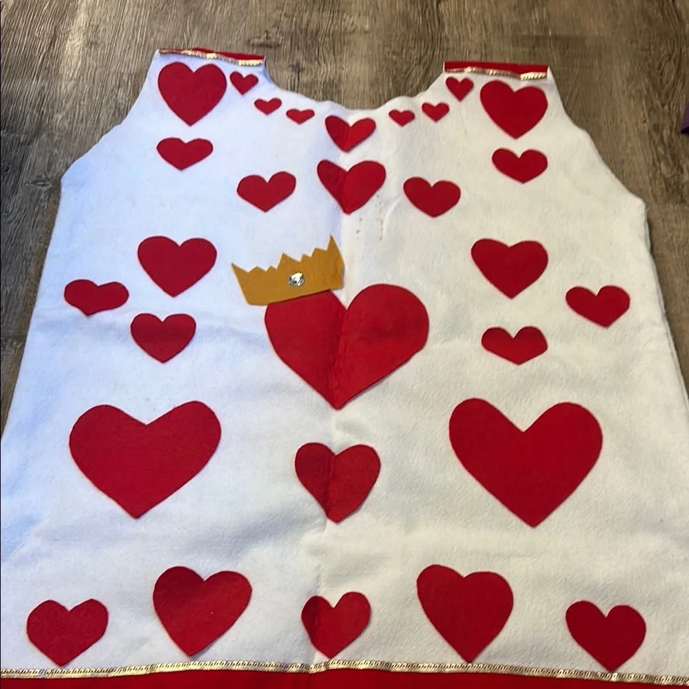 Heart Patterned White and Red Vest Alice in wonderland card