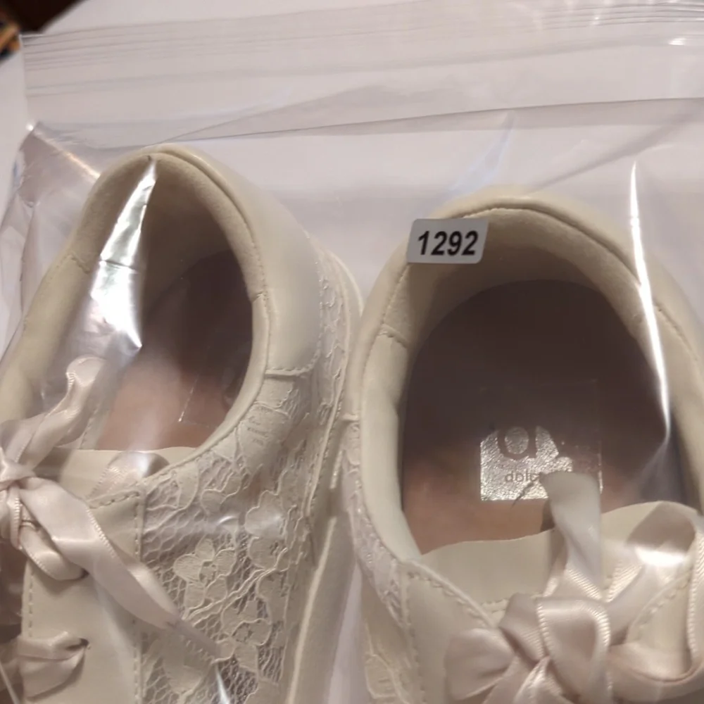 Dolce Vita Harrison Woman’s Ecru Lace Sneakers Size 9 Off White Satin Ribbon