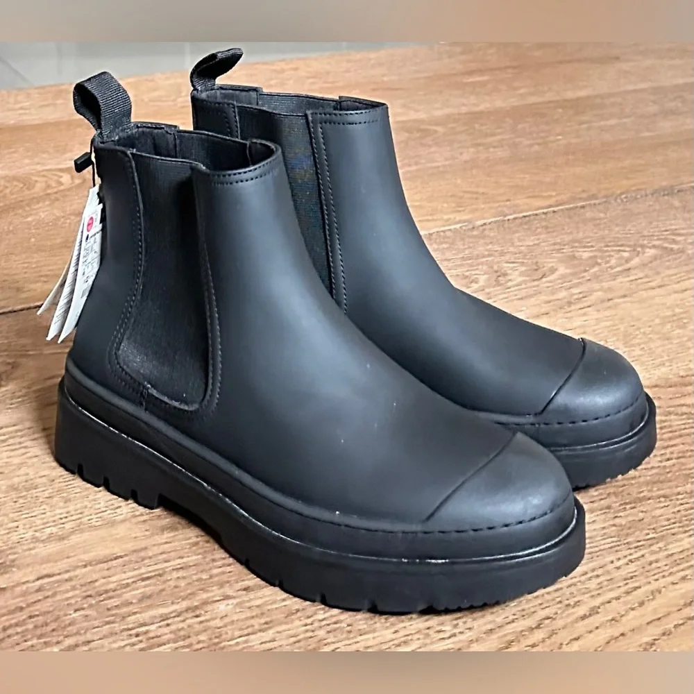 NWT. Zara Men Rubberized Chelsea boots Sz EU 40 US 7