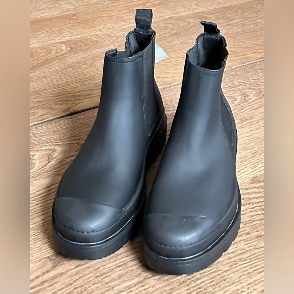 NWT. Zara Men Rubberized Chelsea boots Sz EU 40 US 7