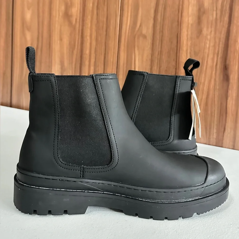 NWT. Zara Men Rubberized Chelsea boots Sz EU 40 US 7