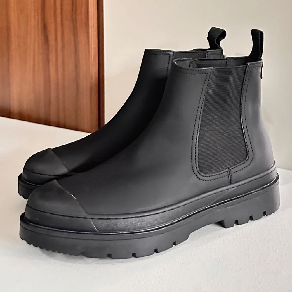 NWT. Zara Men Rubberized Chelsea boots Sz EU 40 US 7