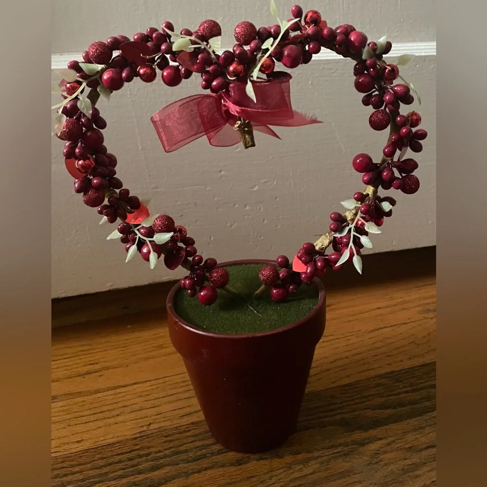 Vintage Festive Red Berry Heart Wreath Decor